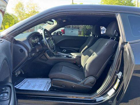 Used 2015 Dodge Challenger SXT RWD image 10