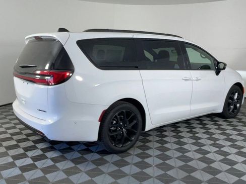 New 2025 Chrysler Pacifica Limited image 4