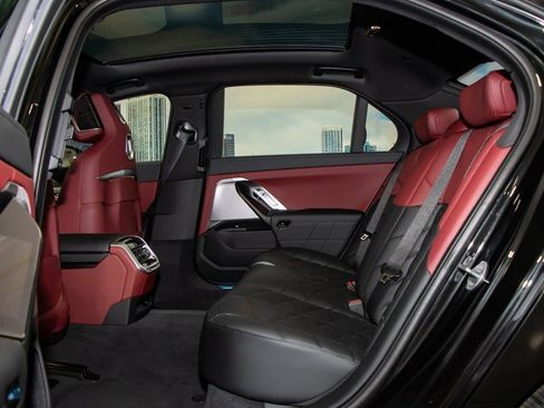 Used 2025 BMW 740i xDrive w/ Premium Package image 23