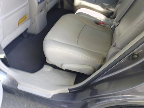 Used 2012 Toyota Highlander SE w/ Tow Pkg FWD image 12