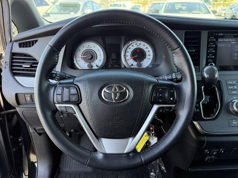 Certified 2019 Toyota Sienna SE image 23