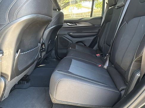 Used 2023 Jeep Grand Cherokee Laredo image 14