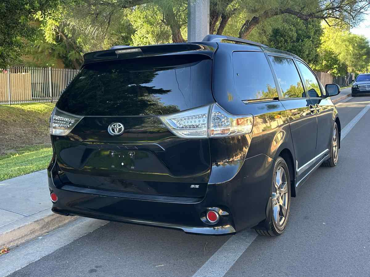 Used 2017 Toyota Sienna SE w/ SE Preferred Package FWD image 8