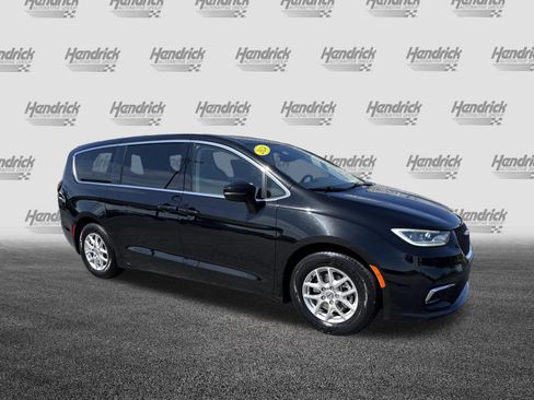Used 2024 Chrysler Pacifica Touring-L FWD image 2