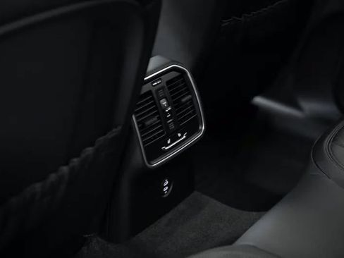 Certified 2026 Porsche Macan AWD/4WD image 35