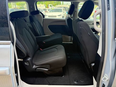 Used 2023 Chrysler Voyager LX image 16