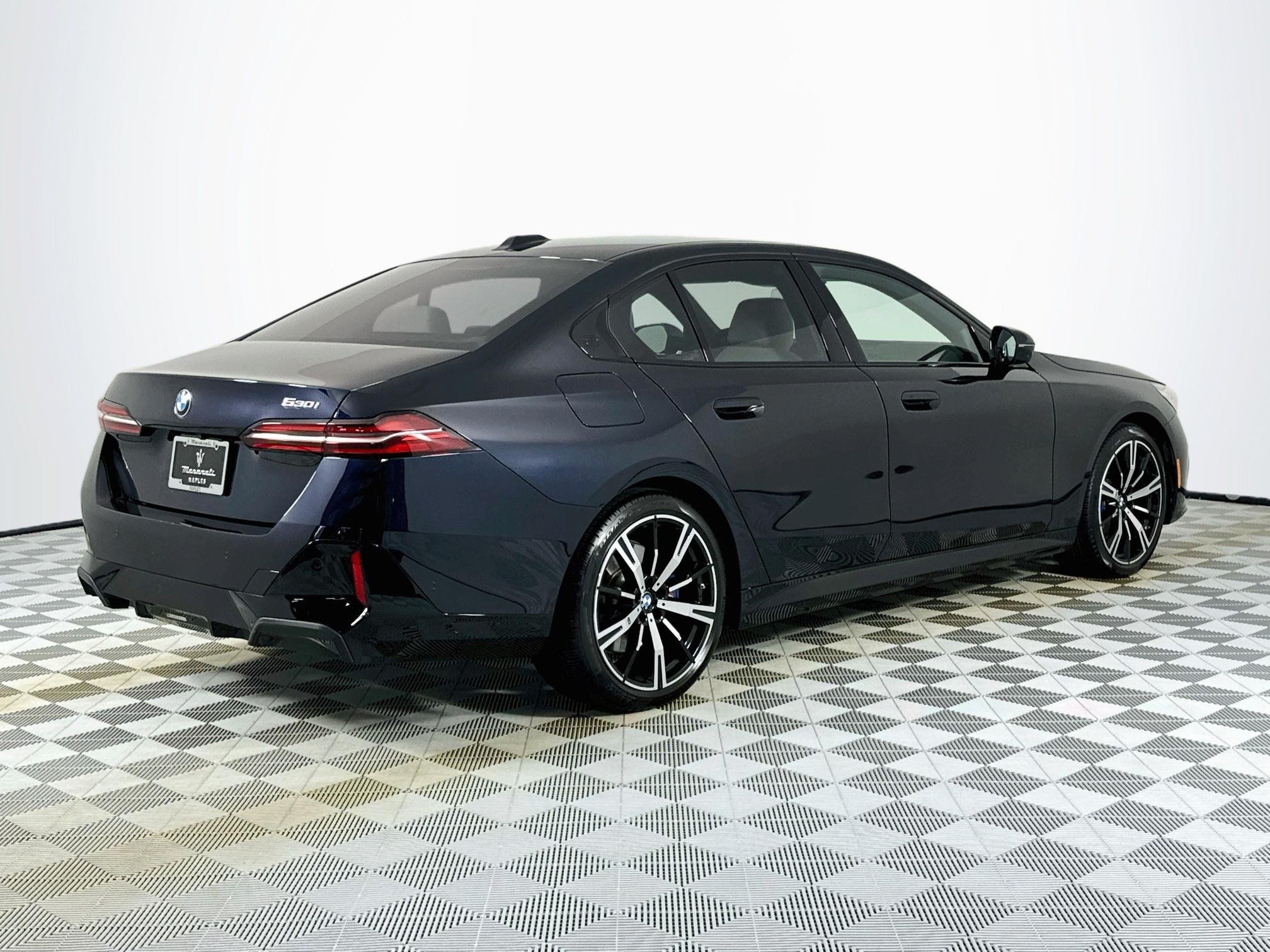Used 2025 BMW 530i w/ M Sport Package RWD image 5