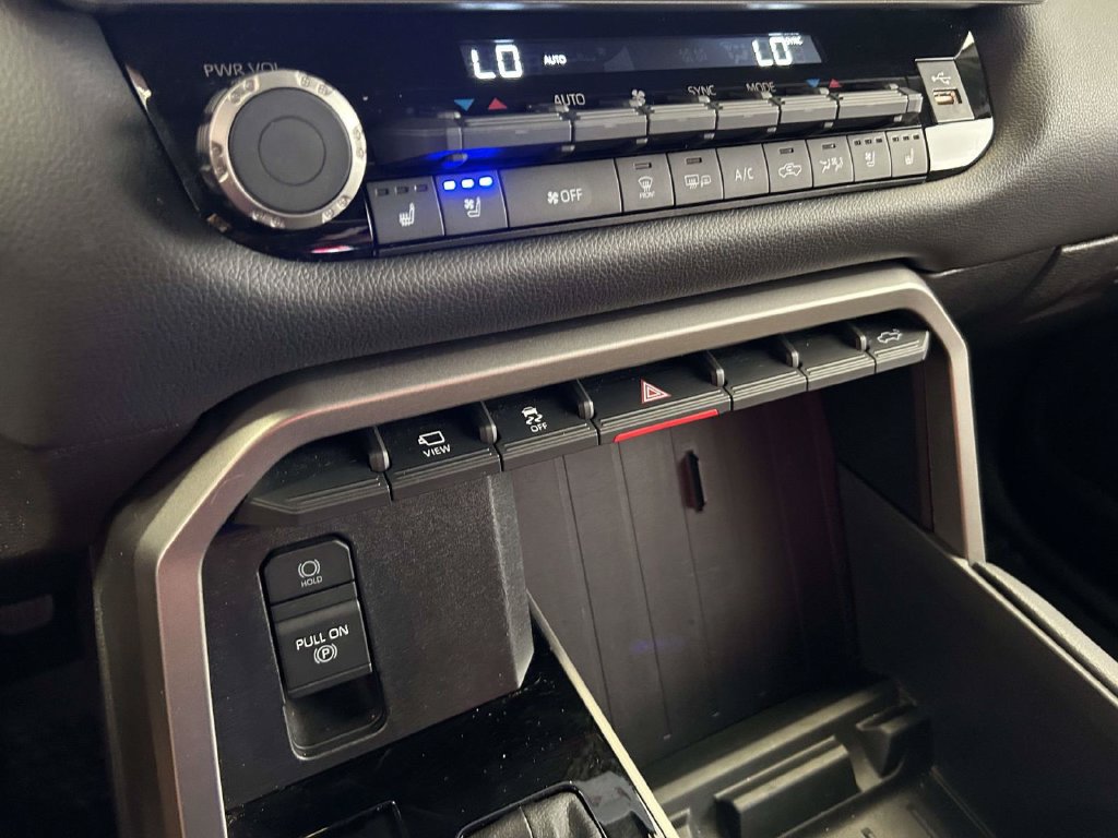 Used 2025 Toyota Tundra Limited AWD/4WD image 24