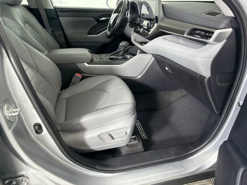 Used 2023 Toyota Highlander XLE image 14