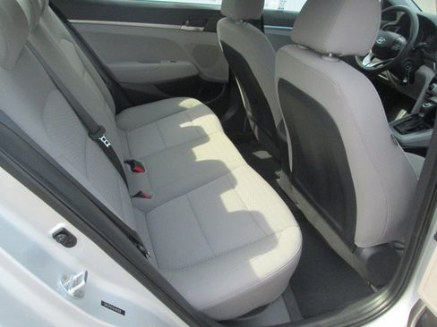 Used 2019 Hyundai Elantra SE FWD image 12