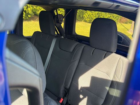 Used 2018 Jeep Wrangler Unlimited Sahara AWD/4WD image 30