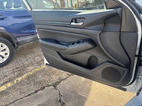 Used 2025 Nissan Altima 2.5 SV FWD image 18