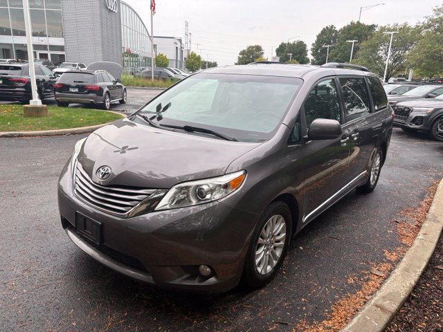 Used 2015 Toyota Sienna XLE Premium FWD image 1