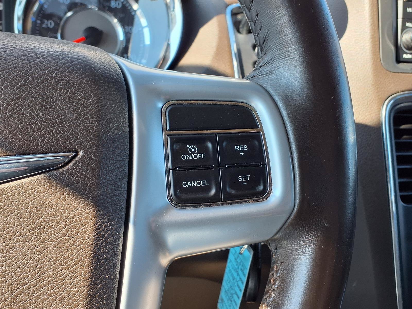 Used 2014 Chrysler Town & Country Touring FWD image 29