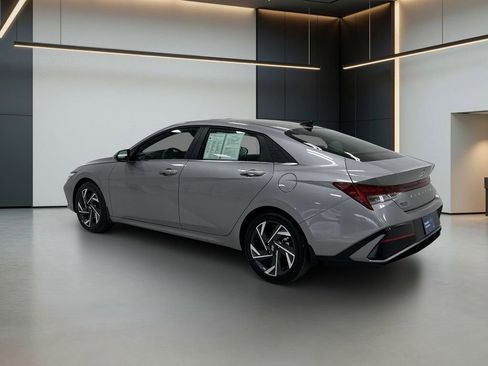 Certified 2025 Hyundai Elantra Limited FWD image 3