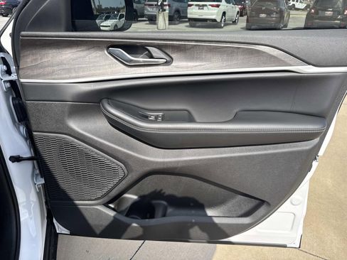 New 2026 Jeep Grand Cherokee Altitude image 14