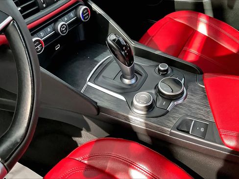Used 2019 Alfa Romeo Giulia w/ Nero Edizione RWD image 17