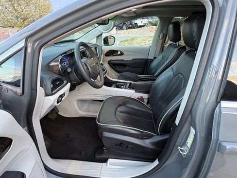 Used 2023 Chrysler Pacifica Limited FWD image 12