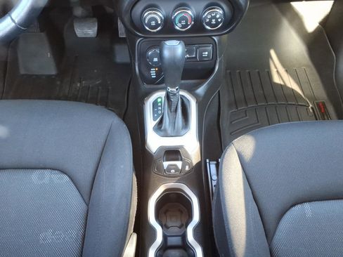 Used 2016 Jeep Renegade Latitude image 17