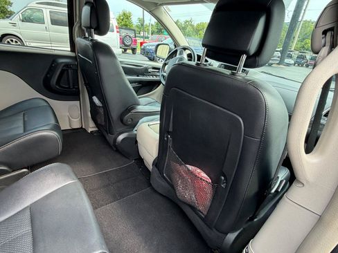 Used 2015 Chrysler Town & Country Touring-L w/ Driver Convenience Group FWD image 41