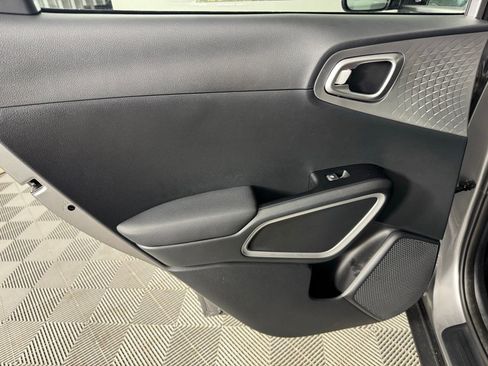 Used 2025 Kia Soul LX w/ LX Technology Package FWD image 30