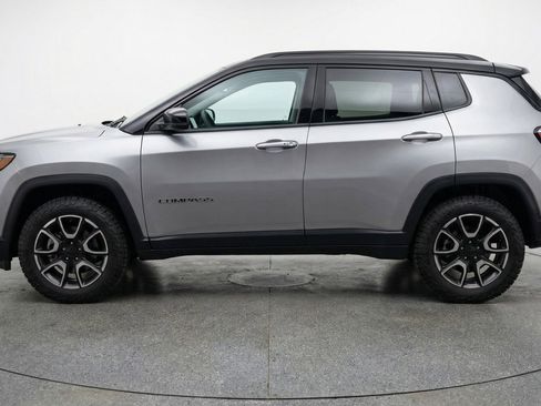 Used 2025 Jeep Compass Trailhawk image 5