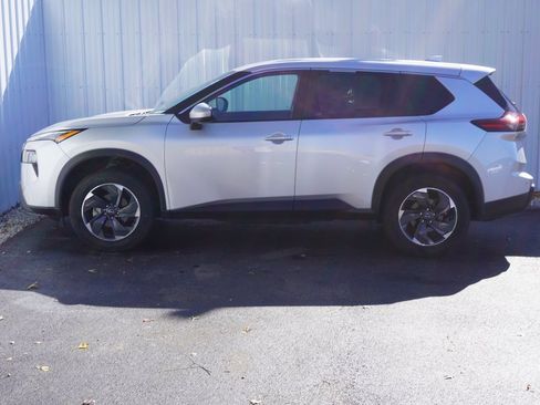 Used 2024 Nissan Rogue SV image 3