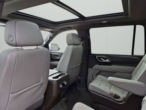 Used 2022 GMC Yukon XL SLT w/ SLT Premium Package image 18