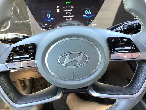 Used 2025 Hyundai Elantra SEL FWD image 38