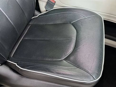 Used 2023 Chrysler Pacifica Limited FWD image 52