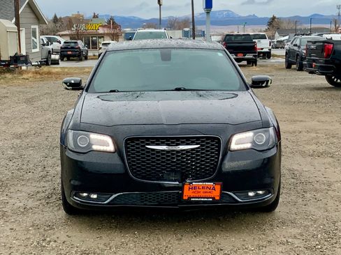 Used 2017 Chrysler 300 S w/ 300S Premium Group image 8