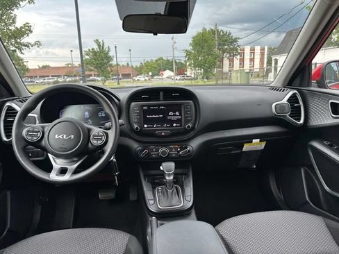 Certified 2025 Kia Soul LX w/ LX Technology Package FWD image 3