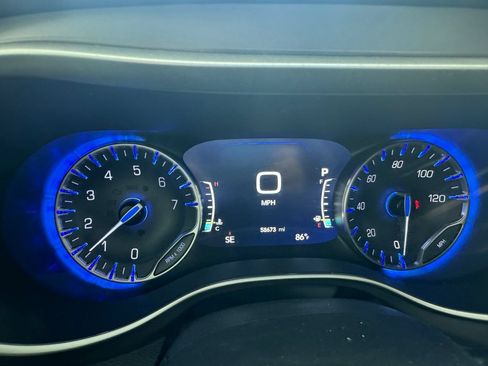 Used 2025 Chrysler Pacifica Select FWD image 3