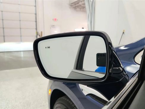 Used 2023 Buick Enclave Essence image 25