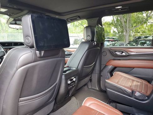 Used 2023 GMC Yukon XL Denali Ultimate AWD/4WD image 9