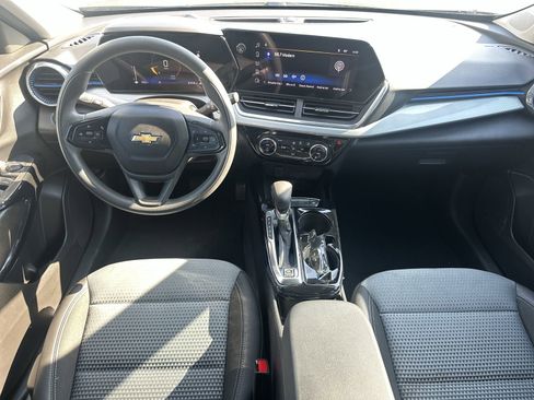Used 2025 Chevrolet Trax LT image 18
