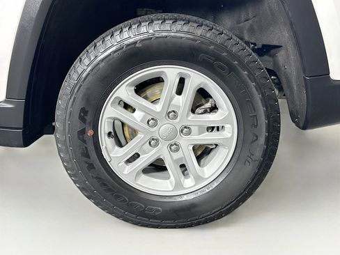 Used 2023 Jeep Grand Cherokee Laredo w/ Luxury Tech Group I AWD/4WD image 11