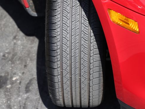 Used 2025 Porsche Macan AWD/4WD image 3