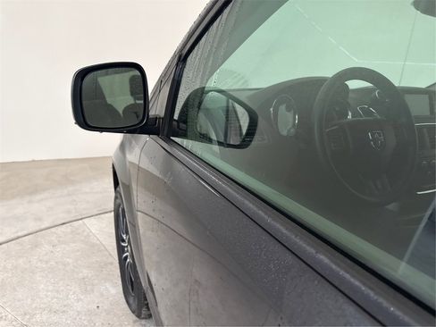 Used 2019 Dodge Grand Caravan SE w/ UConnect Hands-Free Group image 17