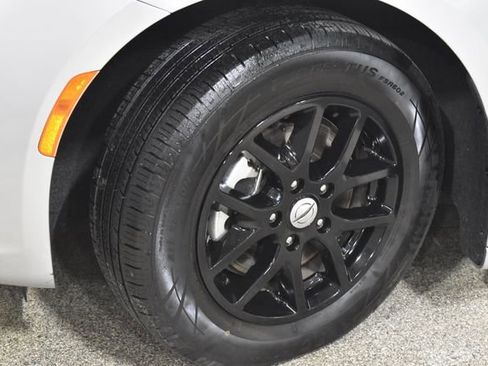 Certified 2024 Chrysler Pacifica Touring-L image 11