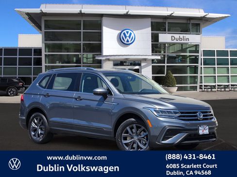 Used 2023 Volkswagen Tiguan SE w/ Panoramic Sunroof Package FWD image 1