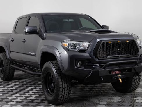 Used 2017 Toyota Tacoma TRD Sport w/ Tow Package (A/T) image 11