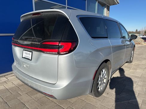 Used 2024 Chrysler Pacifica Touring-L image 6