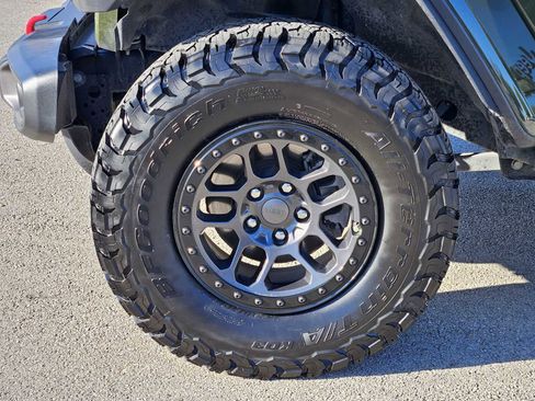 Used 2021 Jeep Wrangler Unlimited Rubicon w/ Xtreme Recon 35" Tire Package image 9