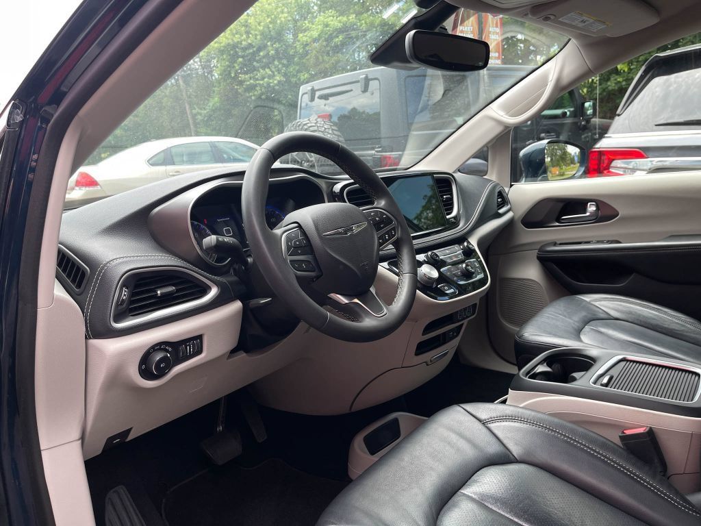Used 2022 Chrysler Pacifica Touring-L FWD image 18
