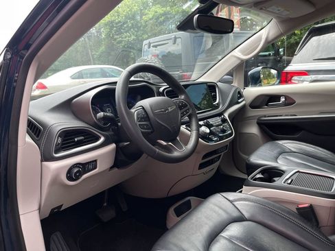 Used 2022 Chrysler Pacifica Touring-L FWD image 18