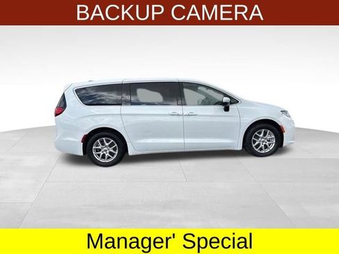 Used 2023 Chrysler Pacifica Touring-L FWD image 8