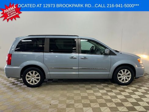 Used 2016 Chrysler Town & Country Touring w/ Driver Convenience Group image 4