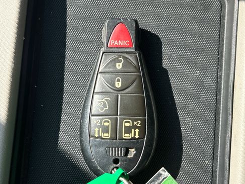 Used 2015 Chrysler Town & Country Touring FWD image 35