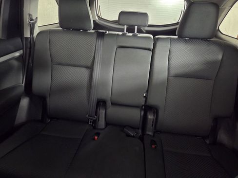 Used 2019 Toyota Highlander LE image 24